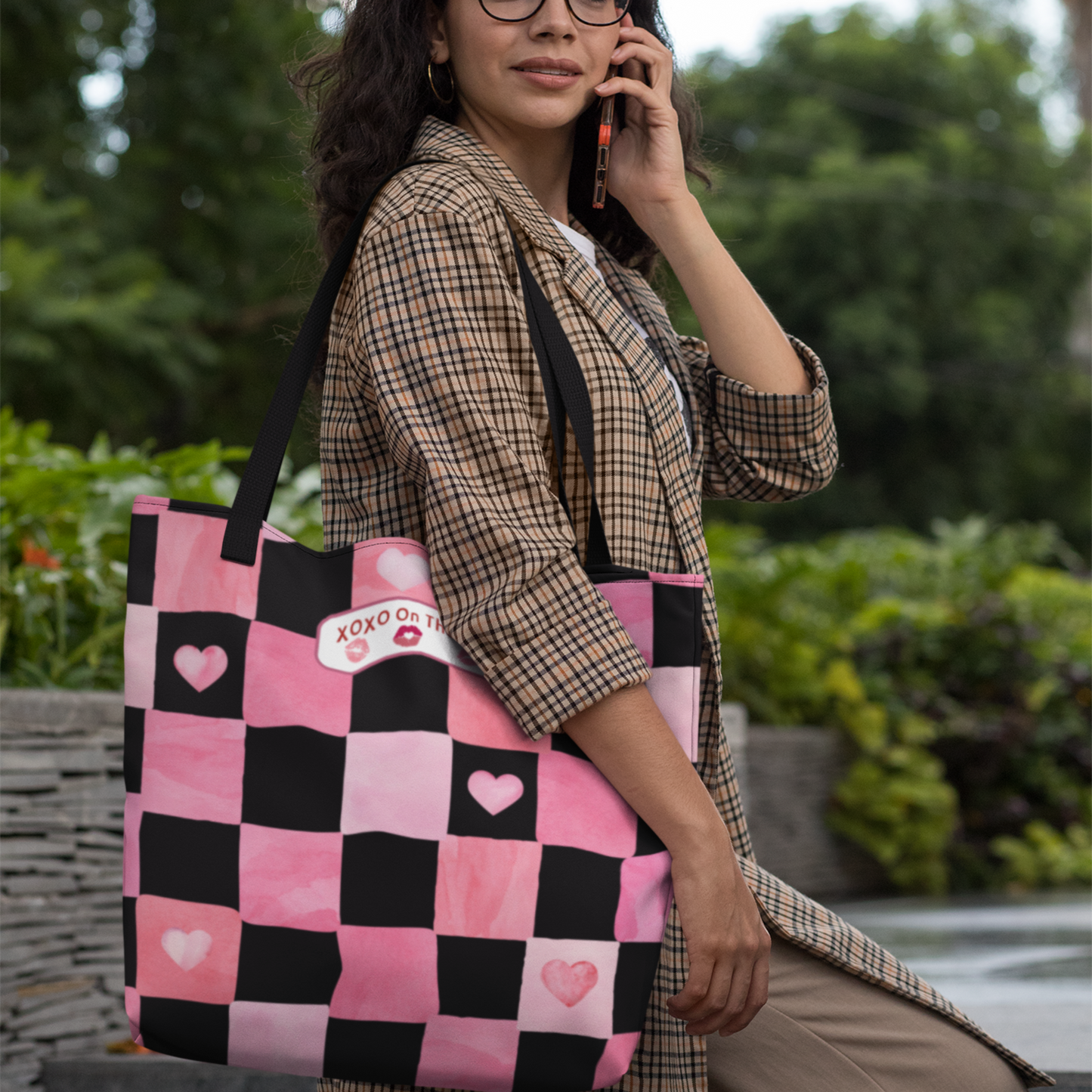 Gen Z Pink and Black Checkerboard Bag For Romantic Occasions Trendy Pink Love Themed Tote Aesthetic Valentine's Gift Bag For Young Women